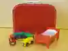Leksakslok med tre vagnar och en leksakssäng. Bild.