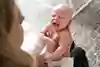 Ett två månaders spädbarn skriker vilket är en sen amningssignal
