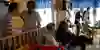 Flera vuxna samtalar på familjecentral. Bild.