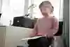 Fyraåring med lapp för ögat som utför en synundersökning.