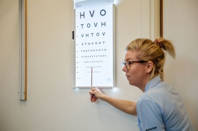 BVC sköterska pekar ut bokstäver i mitten på en HVOT tavla.